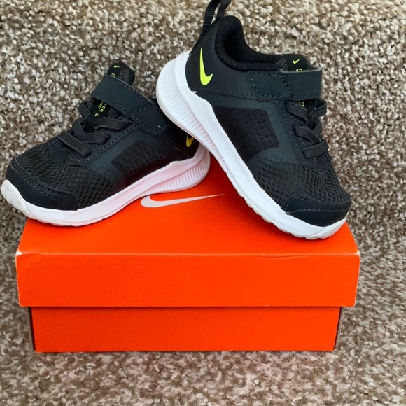 Nike Downshifter sneakers black and neon green. Size 4c - Picture 3 of 12